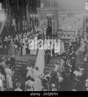 Prince George, Duca di Kent e la principessa Marina di Grecia all'altare nella Westminster Abbey durante il loro giorno delle nozze. Foto Stock