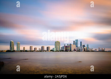 Miami, Florida, Stati Uniti d'America skyline del centro su Biscayne Bay in prima serata. Foto Stock