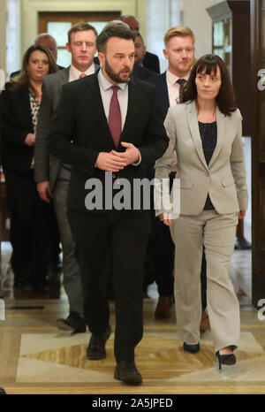 Leader SDLP Colonna Eastwood e il suo MLAs lasciando la camera di Stormont agli edifici del Parlamento a Belfast come un tentativo di ripristinare la devoluzione verso l'Irlanda del Nord non riesce. Foto Stock