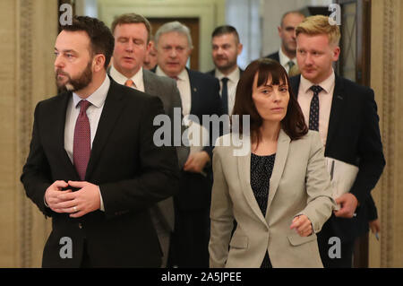 Leader SDLP Colonna Eastwood e il suo MLAs lasciando la camera di Stormont agli edifici del Parlamento a Belfast come un tentativo di ripristinare la devoluzione verso l'Irlanda del Nord non riesce. Foto Stock