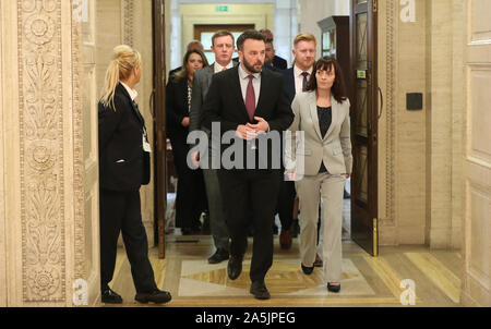 Leader SDLP Colonna Eastwood e il suo MLAs lasciando la camera di Stormont agli edifici del Parlamento a Belfast come un tentativo di ripristinare la devoluzione verso l'Irlanda del Nord non riesce. Foto Stock