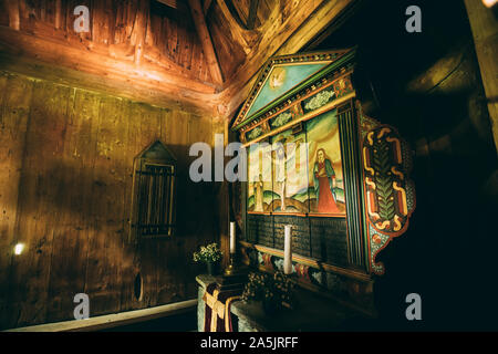 Borgund, Norvegia. Interno del legno famoso norvegese stavkirke Landmark. Antica in legno navata tripla doga Chiesa. Foto Stock