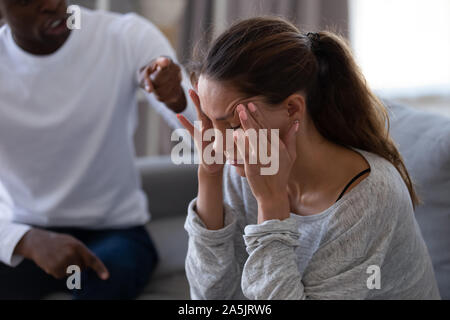 Giovane donna ignora arrabbiato americano africano marito urlando Foto Stock