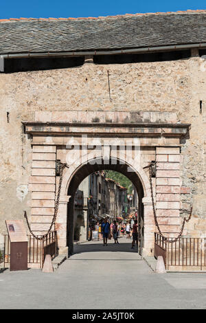 Dettaglio della entrata principale della città fortificata - Villefranche-De-Conflent town, Pirenei orientali, Francese della Catalogna, Francia Foto Stock