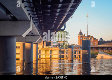 Kampen, Paesi Bassi - 7 Maggio 2018: Stadsbrug e stazione ferroviaria a Kampen, Paesi Bassi, nella luce dorata Foto Stock