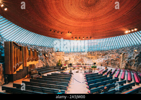 Helsinki, Finlandia - 7 Dicembre 2016: interno della Comunità Luterana Chiesa Temppeliaukio conosciuto anche come Chiesa di roccia e chiesa rupestre. Foto Stock