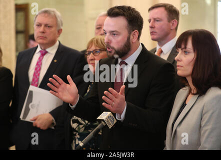 Leader SDLP Colonna Eastwood, con la sua MLAs, parlando ai media in Stormont agli edifici del Parlamento a Belfast come un tentativo di ripristinare la devoluzione verso l'Irlanda del Nord non riesce. Foto Stock