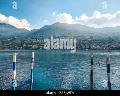 Giornata di sole sul lago d'Iseo Lago d'Iseo) con a Monte Isola (Montisola) isola, Peschiera Maraglio village. Guardando dal piccolo porto di Sulzano vi Foto Stock