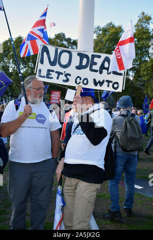 Remainer parlando a una leva in corrispondenza di un banco piccolo segno di protesta contro il voto popolare marzo, Londra 19 ottobre 2019 REGNO UNITO Foto Stock