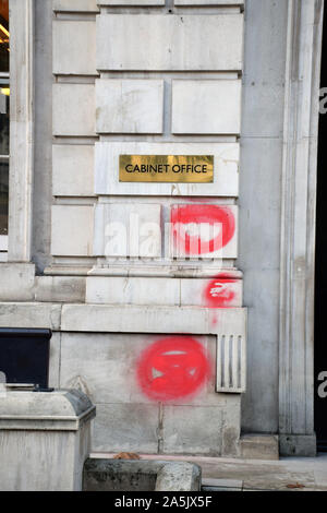 Estinzione della ribellione grafitti al di fuori del Cabinet Office, Londra 19 ottobre 2019 REGNO UNITO Foto Stock