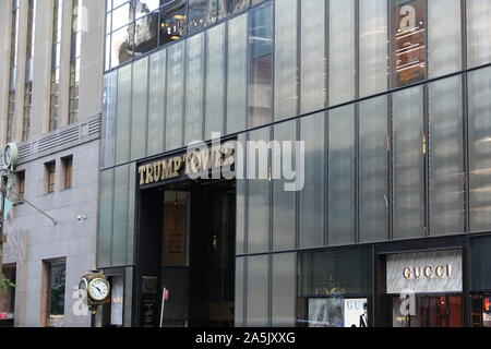 New York, Stati Uniti d'America. Xiv Sep, 2019. L'ingresso al Trump Tower in Manhattan. Trump Tower è un 58-storia grattacielo sulla Quinta Avenue, 56th Street. La zona residenziale e ufficio edificio fu costruito da Donald Trump secondo i piani dell'architetto Der Scutt e completata nel 1983. Appartiene alla società la Trump organizzazione, è 202 metri di altezza e ha una facciata che si svolge in un marrone tono di bronzo. Credito: Alexandra Schuler/dpa/Alamy Live News Foto Stock