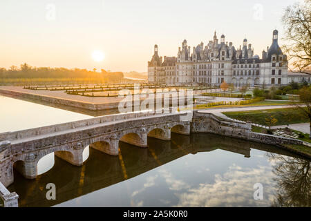 Francia, Loir et Cher, Valle della Loira sono classificati come patrimonio mondiale dall' UNESCO, Chambord, il castello reale, i giardini alla francese e il ponte sopra il canalizzato Cosson
