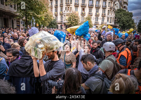 I dimostranti sono visti trasportare sacchi di rifiuti per essere gettato davanti alla delegazione del governo.di più di un migliaio di persone si sono riuniti di fronte alla delegazione del governo di Spagna in Catalogna per tenere un picnic per la Repubblica. L'azione consisteva nel lancio di sacchi della spazzatura per sottolineare la spazzatura che la Catalogna ha da pulire. Più di un migliaio di persone si sono riuniti di fronte alla delegazione del governo di Spagna in Catalogna per tenere un picnic per la Repubblica. L'azione consisteva nel lancio di sacchi della spazzatura per sottolineare la spazzatura che la Catalogna ha da pulire. Foto Stock