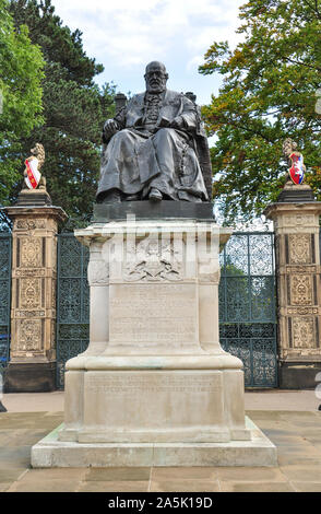 Statua del terzo Marchese di Salisbury, Great North Road, Hatfield, Hertfordshire, Inghilterra, Regno Unito Foto Stock