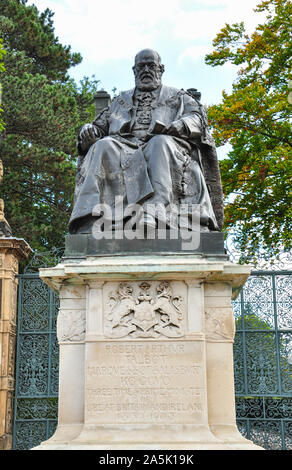 Statua del terzo Marchese di Salisbury, Great North Road, Hatfield, Hertfordshire, Inghilterra, Regno Unito Foto Stock