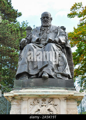 Statua del terzo Marchese di Salisbury, Great North Road, Hatfield, Hertfordshire, Inghilterra, Regno Unito Foto Stock