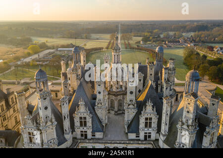 Francia, Loir et Cher, Valle della Loira sono classificati come patrimonio mondiale dall' UNESCO, Chambord, il castello reale, viste sui tetti e comignoli, sunrise (vista aerea) Foto Stock