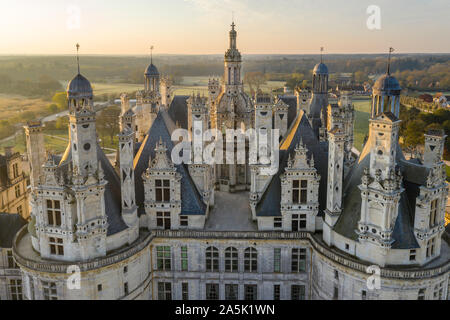 Francia, Loir et Cher, Valle della Loira sono classificati come patrimonio mondiale dall' UNESCO, Chambord, il castello reale, viste sui tetti e comignoli, sunrise (vista aerea) Foto Stock