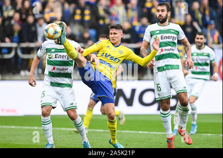 Maciej Jankowski da Arka Gdynia (L) e Blazej Augustyn da Lechia Gdansk (R) in azione durante la PKO Ekstraklasa League match tra Arka Gdynia e Lechia Gdansk.punteggio finale; Arka Gdynia 2:2 Lechia Gdansk. Foto Stock