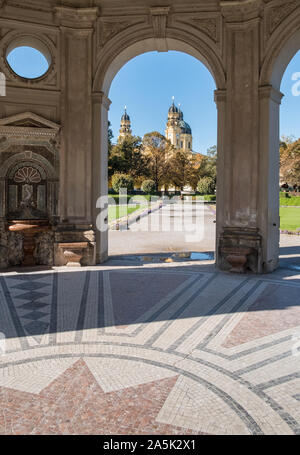 Tempio di Diana, Hofgarten, Monaco di Baviera, Germania, guardando verso la Chiesa Teatini, a cupola di una chiesa cattolica e la funzione di punto di riferimento della skyline di Monaco di Baviera. Foto Stock