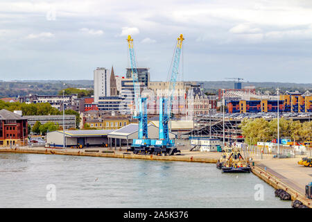 Gru in Southampton dock con una vista della città dietro, Southampton, Hampshire, Regno Unito. Foto Stock