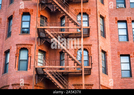 Tipico metallo esterno fire escape scale su un edificio in mattoni rossi in Back Bay quartiere di Boston, Massachusetts, New England, STATI UNITI D'AMERICA Foto Stock