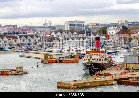 Rimorchiatore Calshot ormeggiata nel porto di Southampton. Hampshire, Regno Unito. Foto Stock