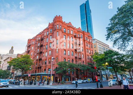 Tipico metallo esterno fire escape scale su un edificio in mattoni rossi in Back Bay e John Hancock Tower, Boston, Massachusetts, New England, STATI UNITI D'AMERICA Foto Stock