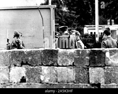 Agosto 1961 - Est le truppe tedesche e polizia raggruppano dietro il muro costruito dai comunisti per sigillare a Berlino Est dalla parte occidentale della città Foto Stock