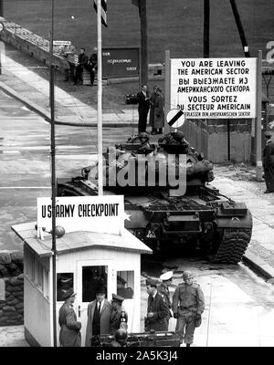 10/25/1961 - americano serbatoi sono stati portati fino a Friedrich Strasse sulla 25 ottobre dopo due U.S. Esercito gli autobus erano rifiutato l'ingresso est di Berlino per un gita turistica Foto Stock