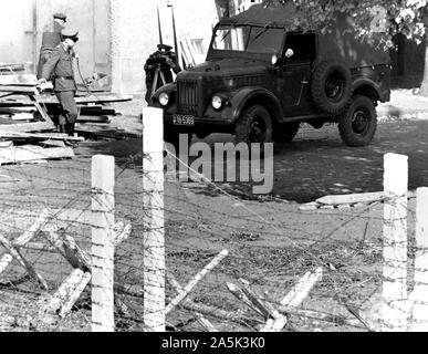 Il nuovissimo "arma" dei comunisti in Berlino est-ovest guerra fredda è la fotocamera. Dopo settimane di ducking fotografie scattate da ovest, i comunisti inizio questo mese ha iniziato le riprese di immagini se stessi su tutta la linea. Sempre in vista piana, i fotografi sembrano essere il tentativo di intimidire i berlinesi ovest suggerendo che la foto sarà messo sul file che deve essere utilizzato per la successiva identificazione. L'inquietante fotografare ha avuto alcuna apparente influiscono sulla West i berlinesi, tuttavia, che continuano a raccogliere dalla riga di onda per amici o jeer il 'popolo della polizia di guardie" sull'altro lato. La maggior parte Foto Stock