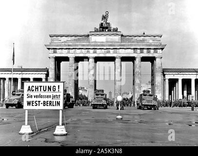 Didascalia originale: Berlino Est mettere dietro la cortina di ferro a Berlino, agosto 1961 - In un ultimo tentativo di fermare il flusso di rifugiati in fuga da Germania est attraverso Berlino ovest, il governo comunista della zona sovietica spostato su agosto xiii al blocco di Berlino Est con truppe, blocchi stradali e filo spinato. Armati pesantemente e Oriente le forze tedesche, sostenuto da esercito sovietico unità, pattugliato il settore Est per evitare disturbi mentre la libera ad ovest i berlinesi, adirato per l'azione comunista, dimostrato sul loro lato del confine in solidarietà con coloro che ora tagliati fuori da qualsiasi contatto con l'Occidente. Militar Foto Stock