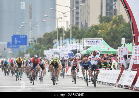 (191021) -- GUILIN, Ottobre 21, 2019 (Xinhua) -- Fernando Gaviria (1R) del Team DEGLI EMIRATI ARABI UNITI Emirates attraversa la linea di finitura durante la fase 5 al 2019 UCI World Tour/tour del Guangxi in Guilin, sud della Cina di Guangxi Zhuang Regione autonoma, Ottobre 21, 2019. (Xinhua/Lei Jiaxing) Foto Stock