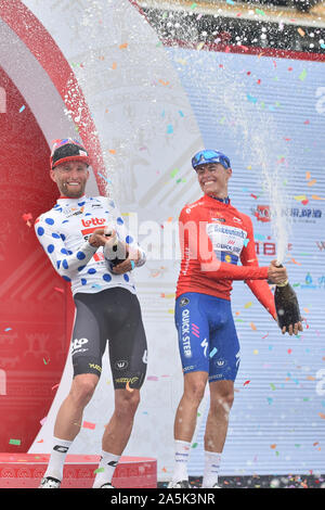 (191021) -- GUILIN, Ottobre 21, 2019 (Xinhua) -- Enric Mas (R) del Team Deceuninck-Quick passo e Tomasz Marczynski del Team Lotto-Soudal celebrare durante la cerimonia di premiazione dopo la fase 5 al 2019 UCI World Tour/tour del Guangxi in Guilin, sud della Cina di Guangxi Zhuang Regione autonoma, Ottobre 21, 2019. (Xinhua/Lei Jiaxing) Foto Stock