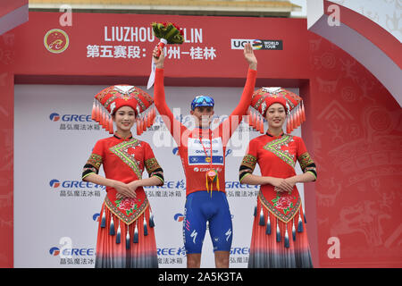 (191021) -- GUILIN, Ottobre 21, 2019 (Xinhua) -- Enric Mas (C) del Team Deceuninck-Quick passo celebra durante la cerimonia di premiazione dopo la fase 5 al 2019 UCI World Tour/tour del Guangxi in Guilin, sud della Cina di Guangxi Zhuang Regione autonoma, Ottobre 21, 2019. (Xinhua/Lei Jiaxing) Foto Stock