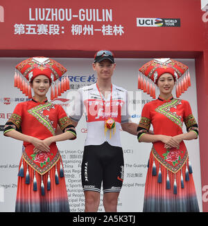 (191021) -- GUILIN, Ottobre 21, 2019 (Xinhua) -- Ryan Mullen (C) del Team Trek-Segafredo pone per la fotografia durante la cerimonia di premiazione dopo la fase 5 al 2019 UCI World Tour/tour del Guangxi in Guilin, sud della Cina di Guangxi Zhuang Regione autonoma, Ottobre 21, 2019. (Xinhua/Lei Jiaxing) Foto Stock