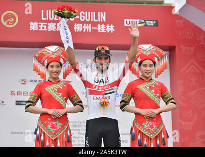 (191021) -- GUILIN, Ottobre 21, 2019 (Xinhua) -- Fernando Gaviria (C) del Team DEGLI EMIRATI ARABI UNITI Emirates celebra durante la cerimonia di premiazione dopo la fase 5 al 2019 UCI World Tour/tour del Guangxi in Guilin, sud della Cina di Guangxi Zhuang Regione autonoma, Ottobre 21, 2019. (Xinhua/Lei Jiaxing) Foto Stock