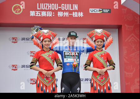 (191021) -- GUILIN, Ottobre 21, 2019 (Xinhua) -- Pascal Ackermann (C) del Team Bora-Hansgrohe pone per la fotografia durante la cerimonia di premiazione dopo la fase 5 al 2019 UCI World Tour/tour del Guangxi in Guilin, sud della Cina di Guangxi Zhuang Regione autonoma, Ottobre 21, 2019. (Xinhua/Lei Jiaxing) Foto Stock