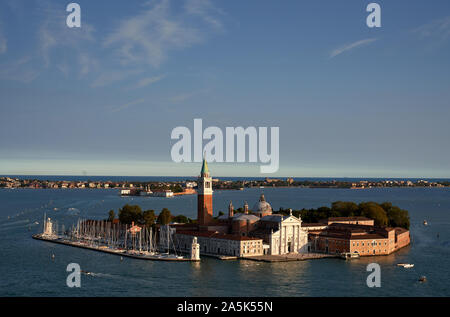 Cercando di fronte alla chiesa di San Giorgio Maggiore, visto dalla cima del Campanile di San Marco, Venezia Foto Stock