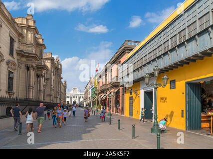 Jirón Carabaya guardando verso la Casa de la Literatura Peruana, Centro Historico (centro storico), Lima, Perù, Sud America Foto Stock