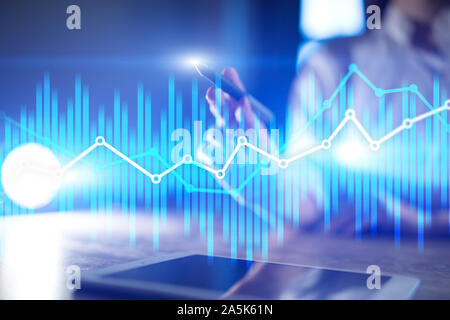 La doppia esposizione economica tabelle e grafici su schermo virtuale. Il trading online, business e finanza concept Foto Stock
