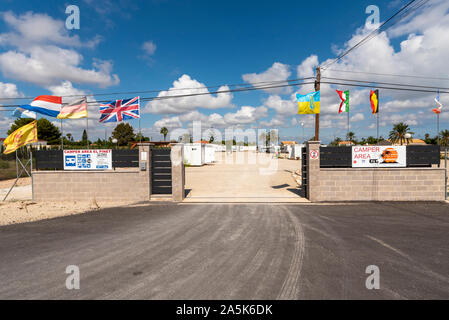 El Pinet Playa CAMPER PARK di La Marina, gestiti dalla città di Elche, nella provincia di Alicante in Spagna Costa Blanca. Bandiere nazionali Foto Stock