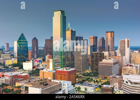 Dallas, Texas, Stati Uniti d'America downtown skyline della città al crepuscolo. Foto Stock