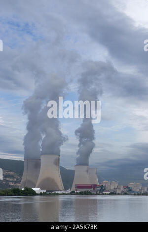 Cruas Centrale Nucleare sul fiume Rodano, Francia. Foto Stock