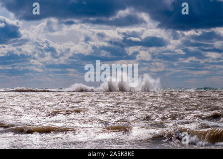 Grande Lago Michigan onde pound Sud frangiflutti a Francoforte, Michigan. Foto Stock