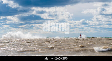 Grande Lago Michigan onde pound Sud frangiflutti a Francoforte, Michigan. Foto Stock