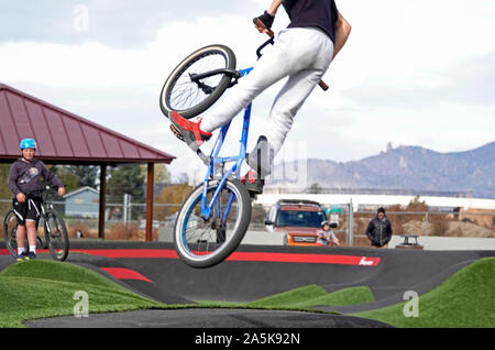 Giovani motociclisti navigare i loro veicoli su una pista a una bicicletta e skate park a Redmond, Oregon Foto Stock