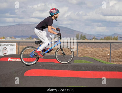 Giovani motociclisti navigare i loro veicoli su una pista a una bicicletta e skate park a Redmond, Oregon Foto Stock