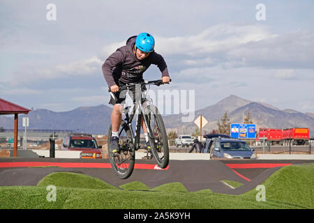 Giovani motociclisti navigare i loro veicoli su una pista a una bicicletta e skate park a Redmond, Oregon Foto Stock