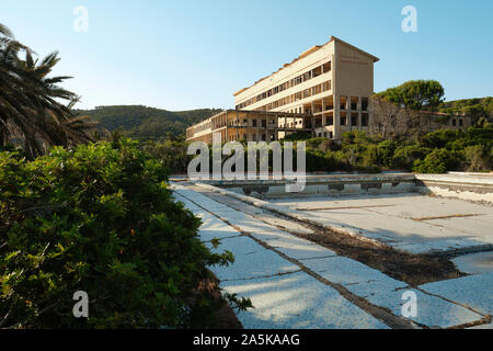 Il vuoto di Funtanazza complesso alberghiero e piscina un abbandonato in disuso mining company hotel sulla Costa Verde costa Sardegna Italia Foto Stock